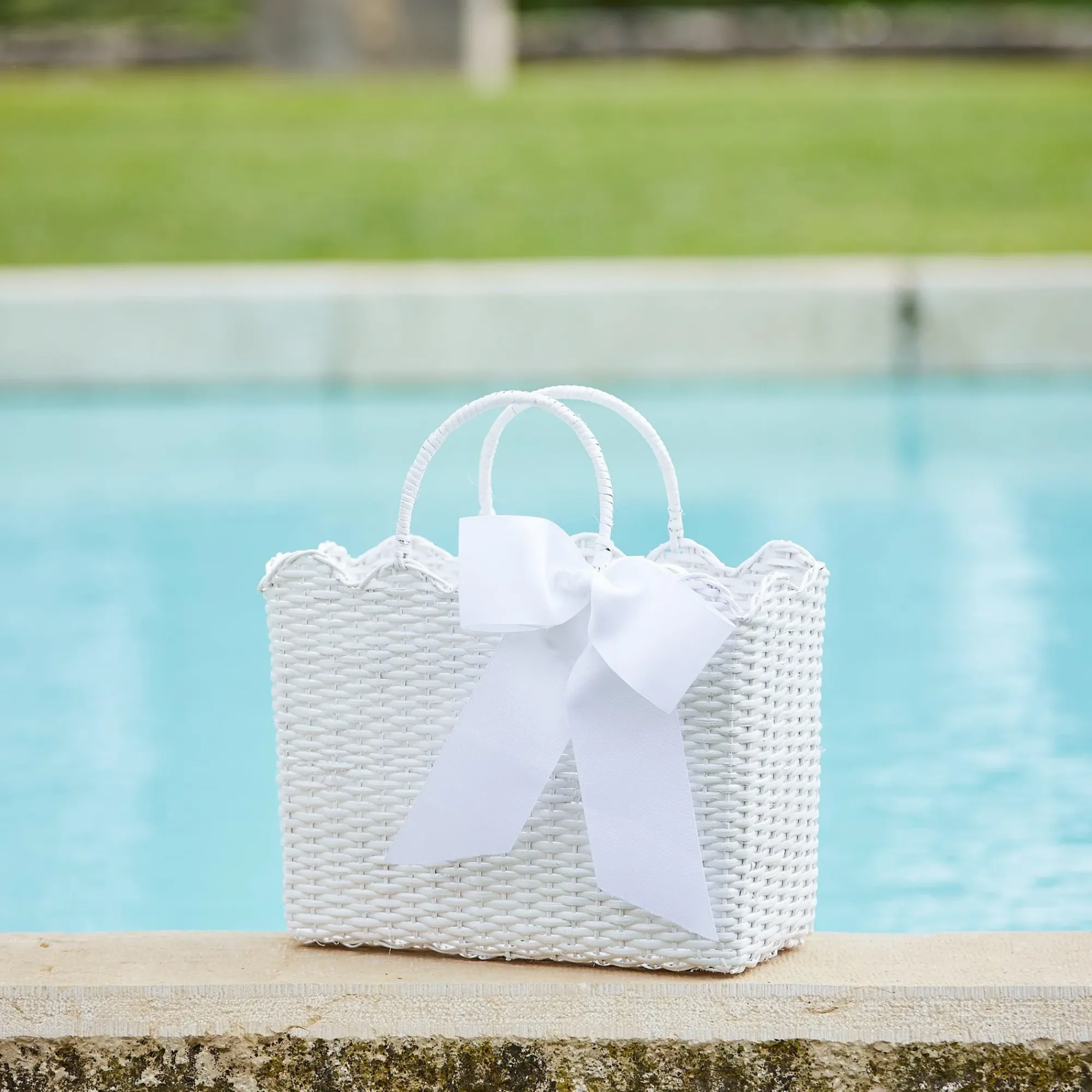 White Rattan Tote Bag (Blue Bow)|Mrs. Alice Sale